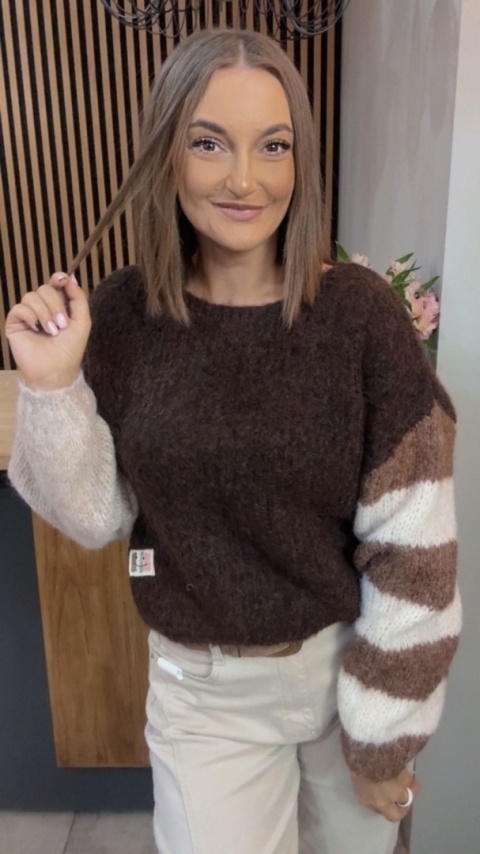 Sweter VICBEE – brązowy / kremowy z kontrastowymi rękawami