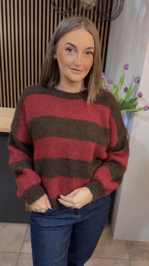 Sweter w pasy oversize - czerwono–brązowy