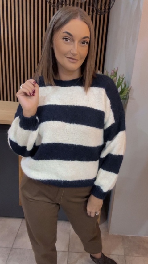 Sweter w pasy oversize - biało-granatowy