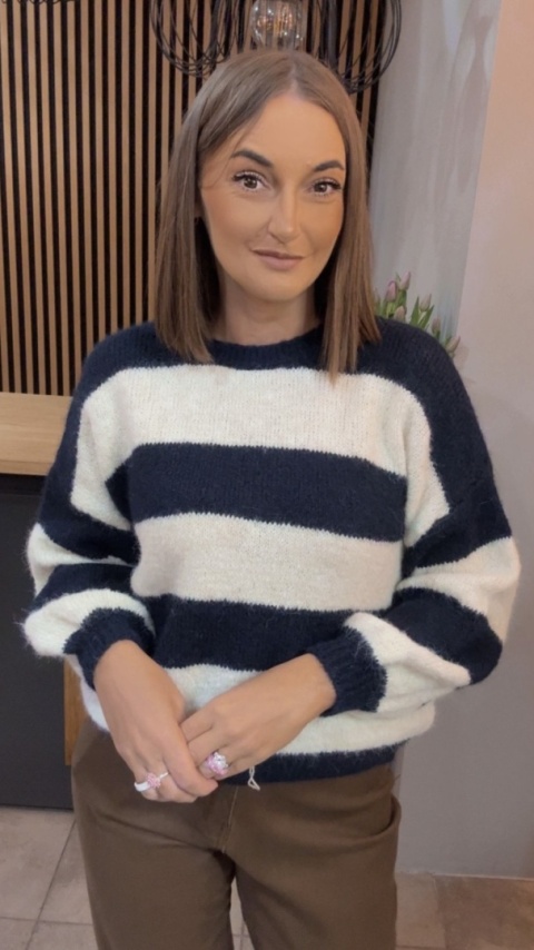 Sweter w pasy oversize - biało-granatowy