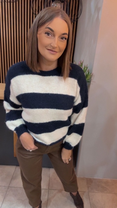 Sweter w pasy oversize - biało-granatowy