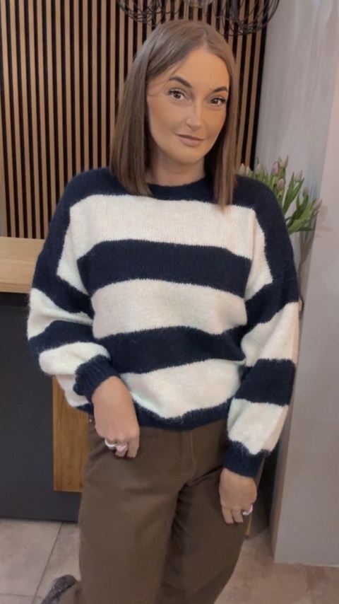 Sweter w pasy oversize - biało-granatowy