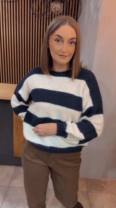 Sweter w pasy oversize - biało-granatowy