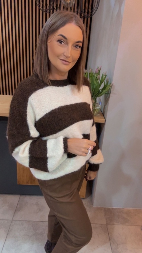 Sweter w pasy oversize - biało–brązowy