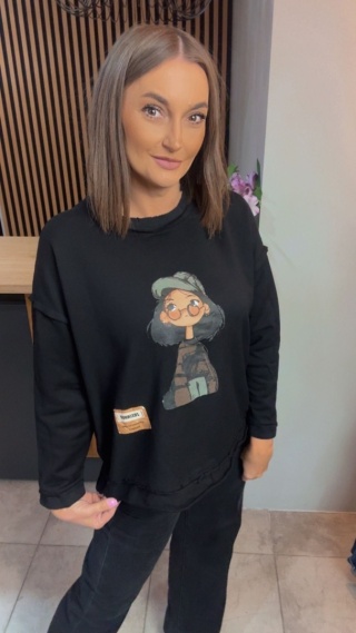Czarna bluza damska z uroczą grafiką - oversize