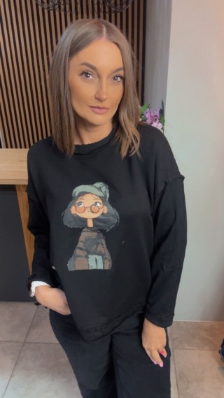 Czarna bluza damska z uroczą grafiką - oversize