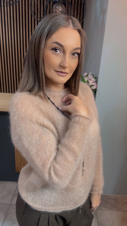 Sweter Kid Moher - klasyczny krój z okrągłym dekoltem - Camel