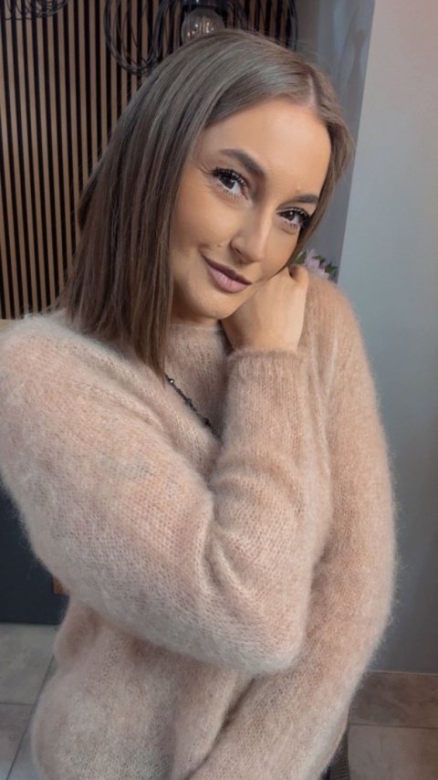 Sweter Kid Moher - klasyczny krój z okrągłym dekoltem - Camel