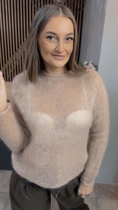 Sweter Kid Moher - klasyczny krój z okrągłym dekoltem - Camel