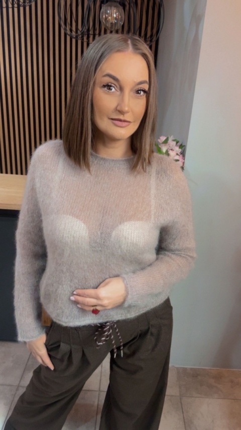 Sweter Kid Moher - klasyczny krój z okrągłym dekoltem - Greige