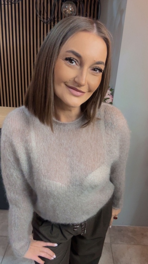 Sweter Kid Moher - klasyczny krój z okrągłym dekoltem - Greige