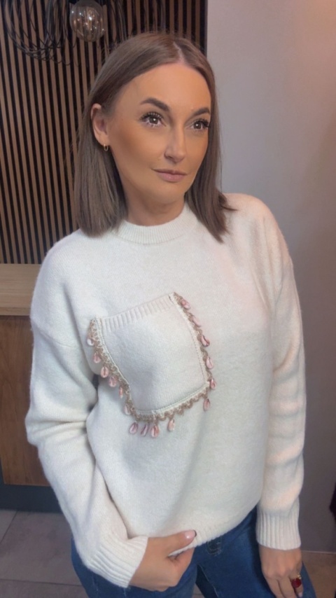 Sweter Studio Elegance z dekoracyjną aplikacją – Śmietanka