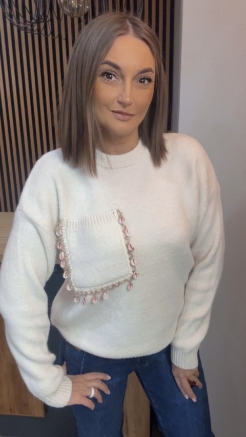 Sweter Studio Elegance z dekoracyjną aplikacją – Śmietanka