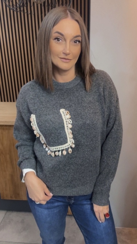 Sweter Studio Elegance z dekoracyjną aplikacją – Grafit
