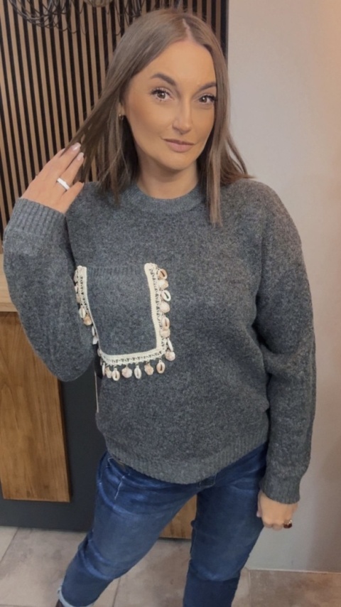 Sweter Studio Elegance z dekoracyjną aplikacją – Grafit