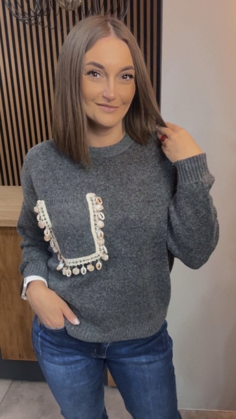 Sweter Studio Elegance z dekoracyjną aplikacją – Grafit