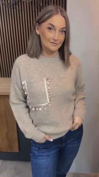 Sweter Studio Elegance z dekoracyjną aplikacją – Beżowy
