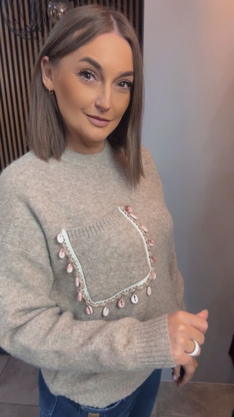 Sweter Studio Elegance z dekoracyjną aplikacją – Beżowy