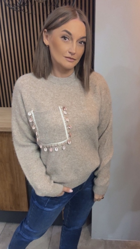 Sweter Studio Elegance z dekoracyjną aplikacją – Beżowy