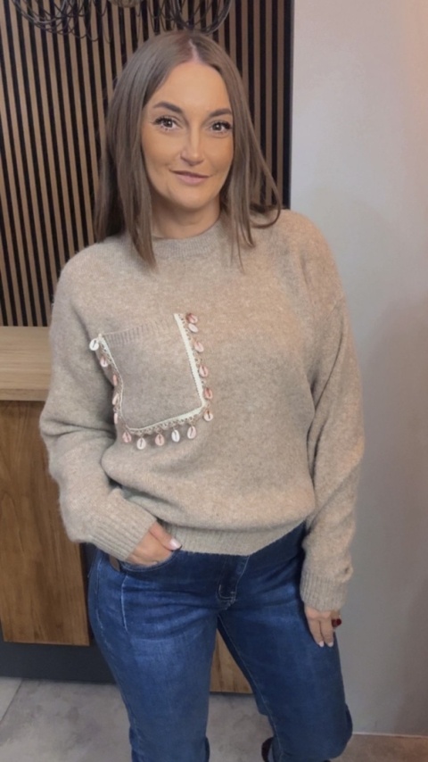 Sweter Studio Elegance z dekoracyjną aplikacją – Beżowy