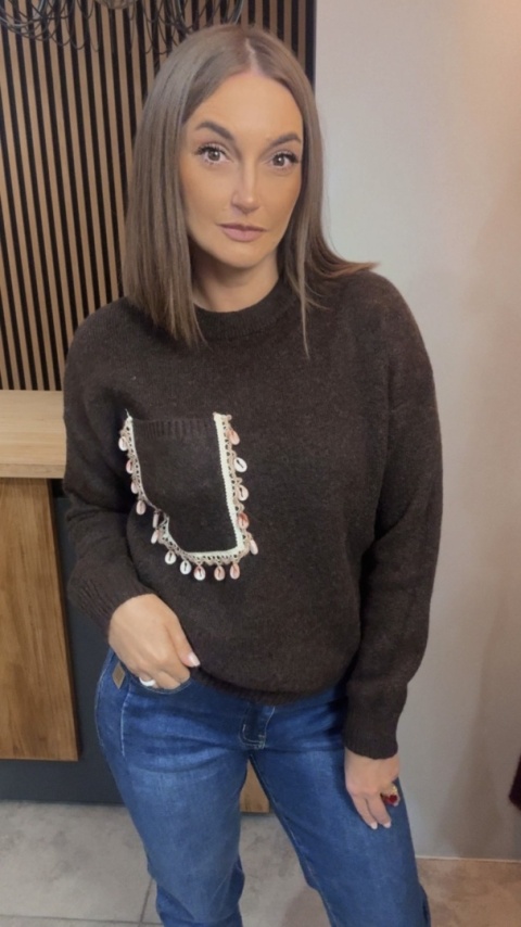 Sweter Studio Elegance z dekoracyjną aplikacją – Czekolada