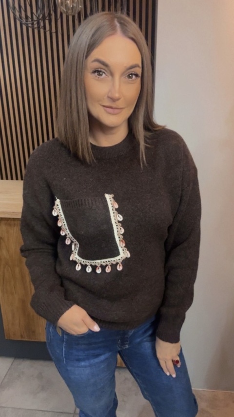 Sweter Studio Elegance z dekoracyjną aplikacją – Czekolada