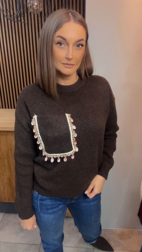 Sweter Studio Elegance z dekoracyjną aplikacją – Czekolada