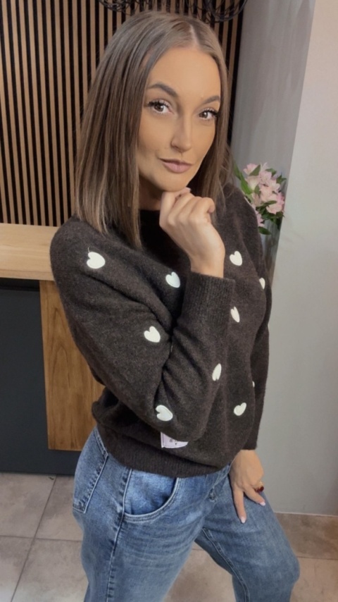 Sweter VICBEE w serduszka – ciemny brąz