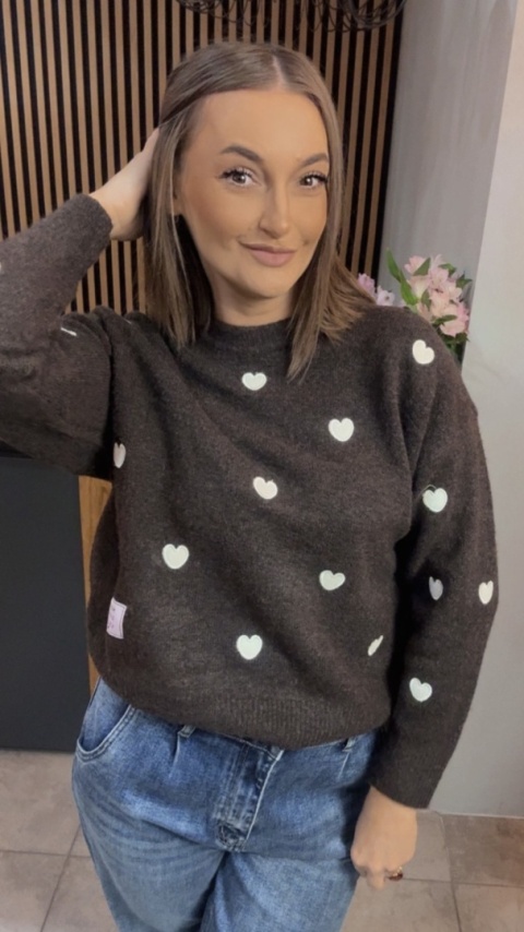 Sweter VICBEE w serduszka – ciemny brąz