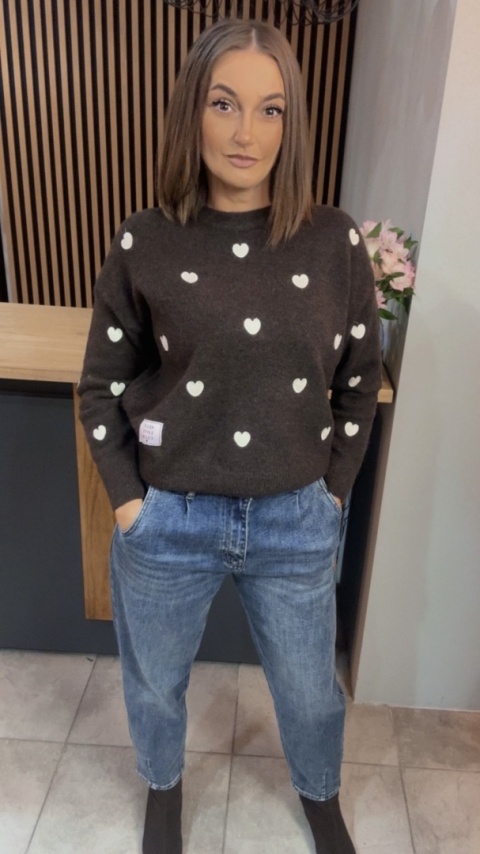 Sweter VICBEE w serduszka – ciemny brąz