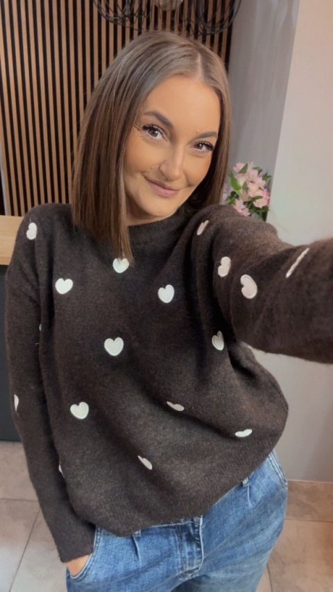 Sweter VICBEE w serduszka – ciemny brąz