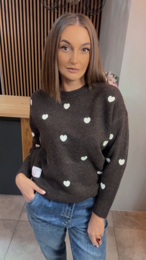 Sweter VICBEE w serduszka – ciemny brąz