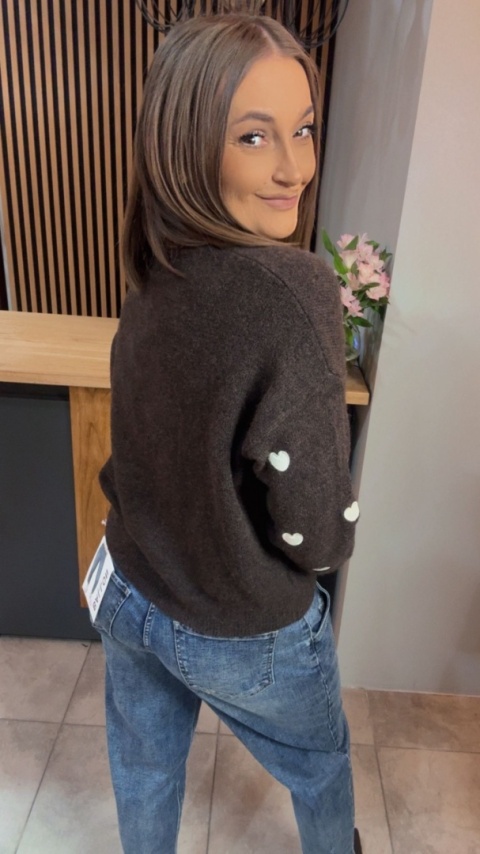 Sweter VICBEE w serduszka – ciemny brąz