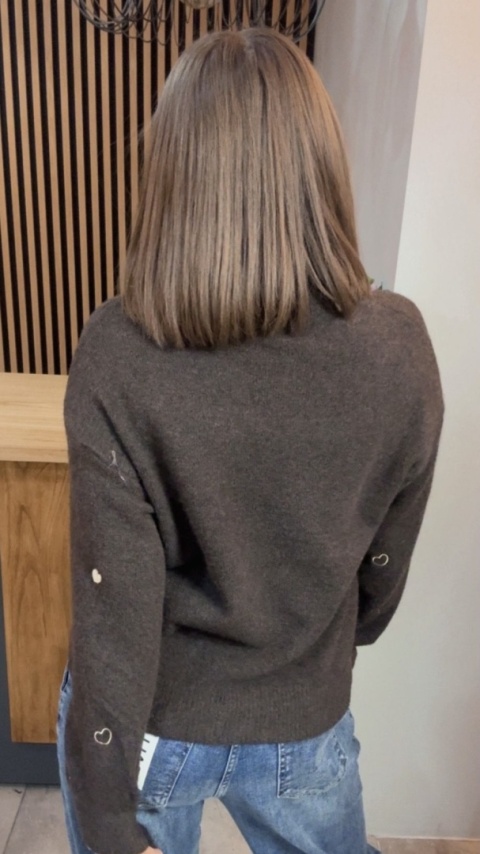 Sweter VICBEE z motywem serduszek – półgolf