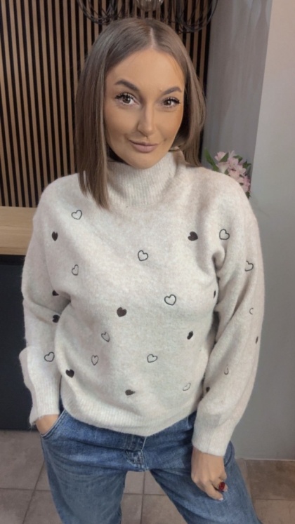 Sweter VICBEE z motywem serduszek – półgolf