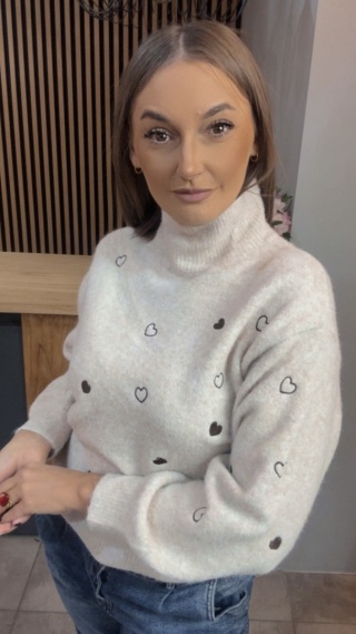 Sweter VICBEE z motywem serduszek – półgolf