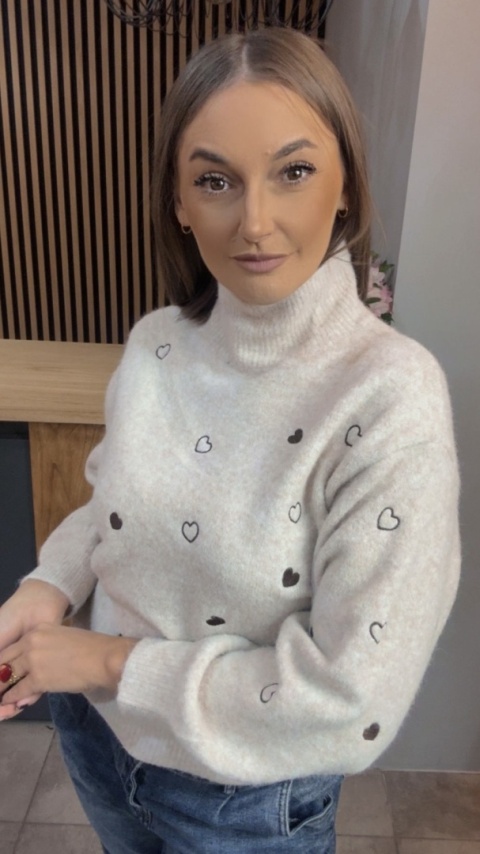 Sweter VICBEE z motywem serduszek – półgolf