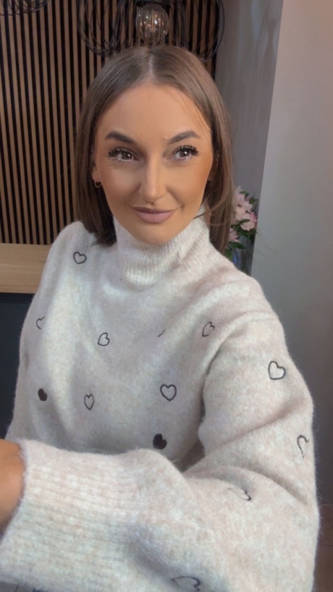 Sweter VICBEE z motywem serduszek – półgolf