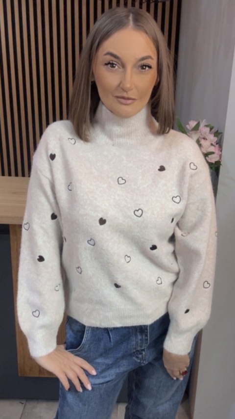 Sweter VICBEE z motywem serduszek – półgolf