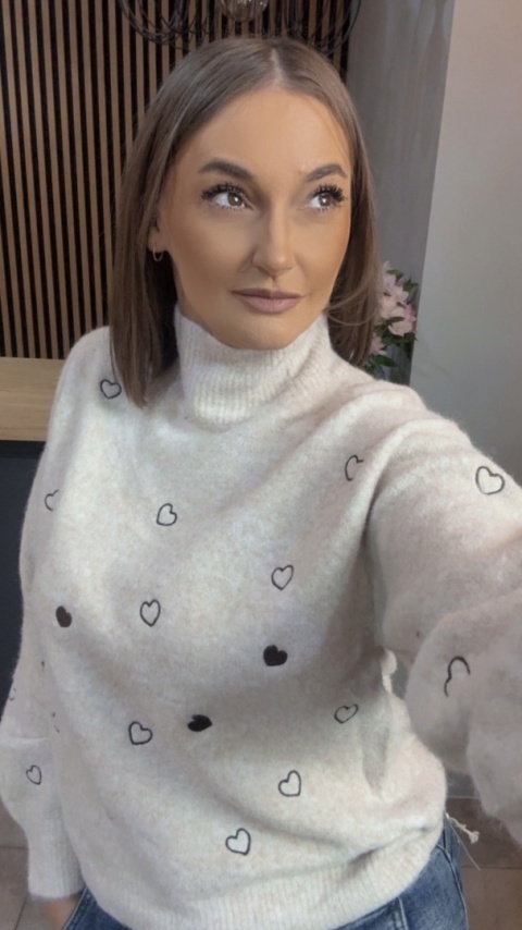 Sweter VICBEE z motywem serduszek – półgolf