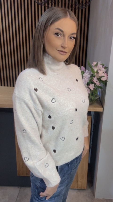 Sweter VICBEE z motywem serduszek – półgolf
