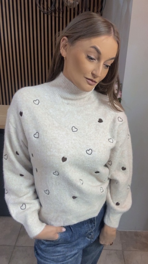 Sweter VICBEE z motywem serduszek – półgolf