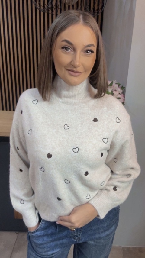 Sweter VICBEE z motywem serduszek – półgolf