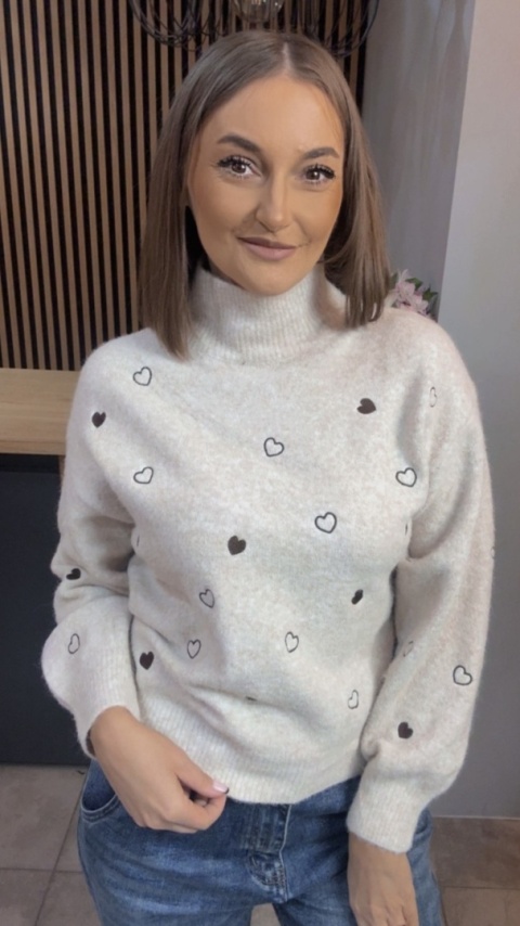Sweter VICBEE z motywem serduszek – półgolf