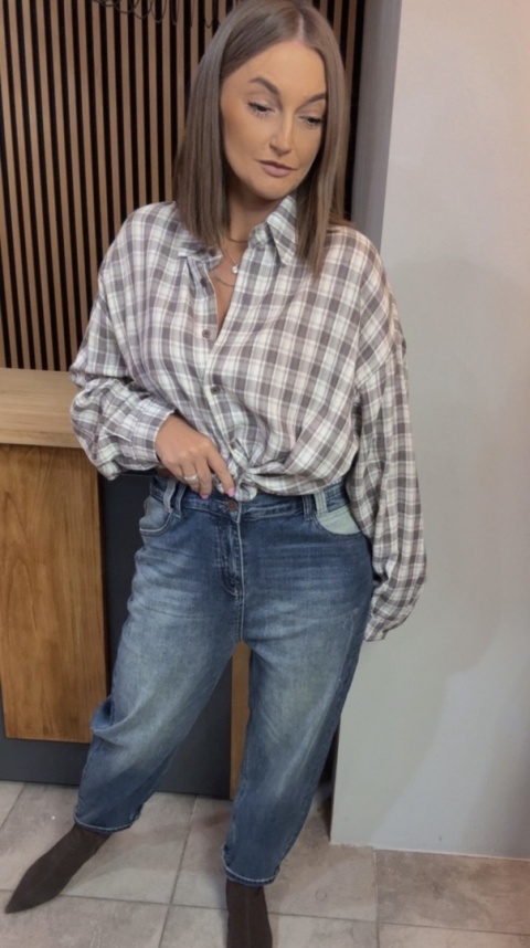 Jeansy z kontrastową kieszenią – Premium Denim