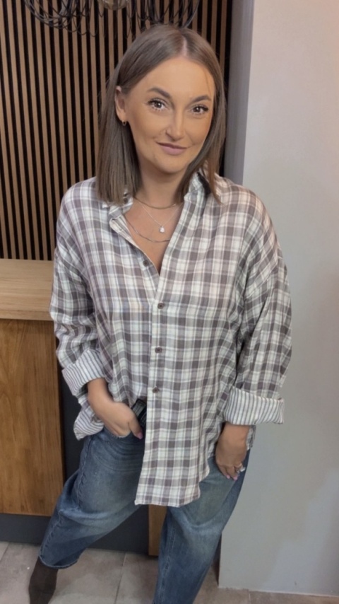 Koszula w kratę - w stonowanej kolorystyce szaro-beżowej