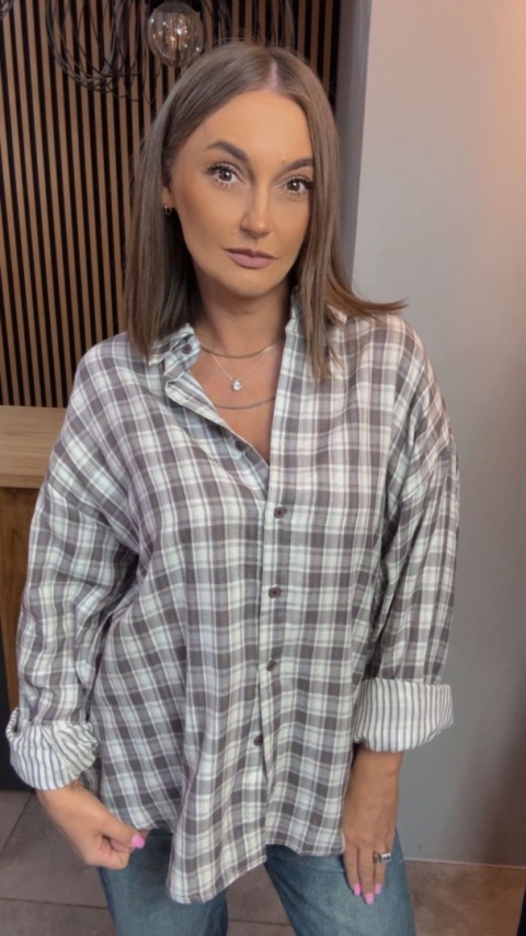 Koszula w kratę - w stonowanej kolorystyce szaro-beżowej