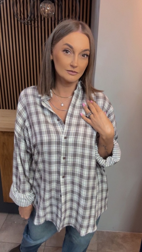 Koszula w kratę - w stonowanej kolorystyce szaro-beżowej