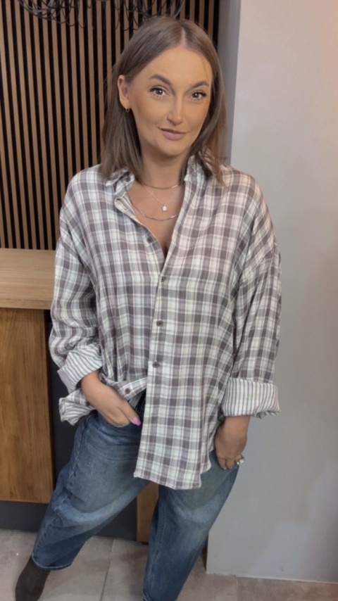 Koszula w kratę - w stonowanej kolorystyce szaro-beżowej