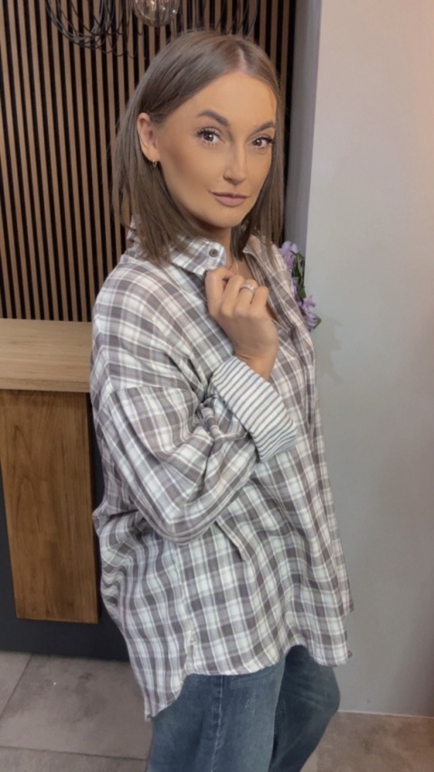 Koszula w kratę - w stonowanej kolorystyce szaro-beżowej